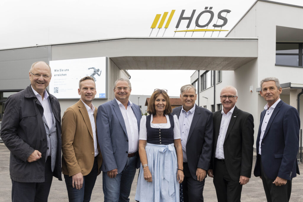 v.l.n.r.: Mag. Karl Zallinger (Bezirksobmann ÖAAB Salzburg Stadt und Landesobmann ÖAAB Salzburg), Dir. Michael Schober und Dir. Ing. Stephan Gröger (Direktoren und Geschäftsführer Heimat Österreich), Julia Kühleitner (Ehemalige Grundstückseigentümerin), Dipl.-FT Franz Berger (Geschäftsführer Heimat Österreich Service), Mag. Johannes Dines (Direktor Caritas Salzburg), Ing. Johann Mühlbacher (Bürgermeister Anthering)